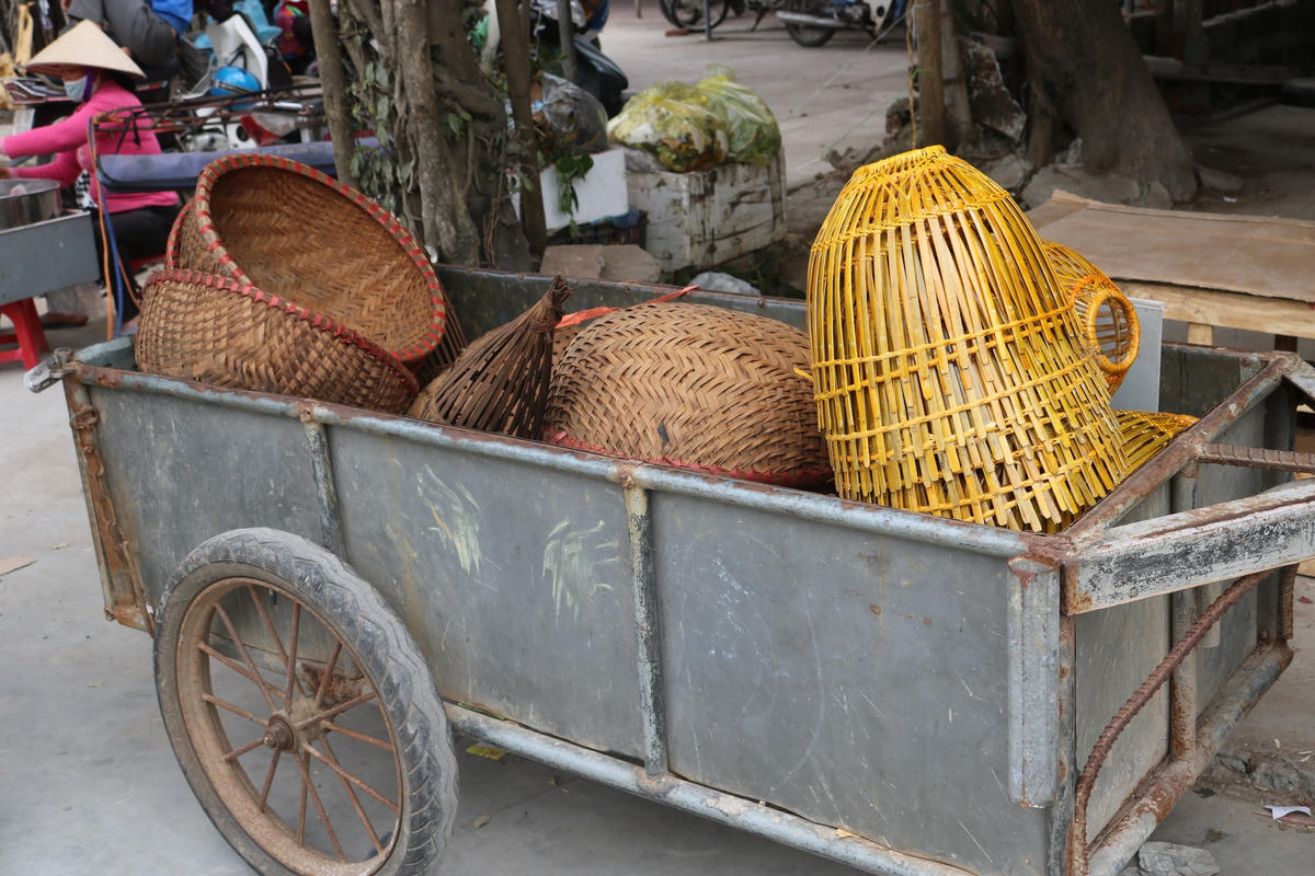 [ẢNH] Vắng như… chợ Viềng mùa dịch