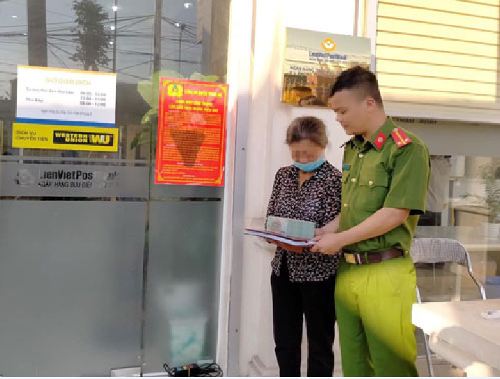 Nạn nhân may mắn nhận lại tiền khi được Công an Hà Nội can thiệp kịp thời trong một vụ lừa đảo qua điện thoại. Ảnh: CA TP Hà Nội
