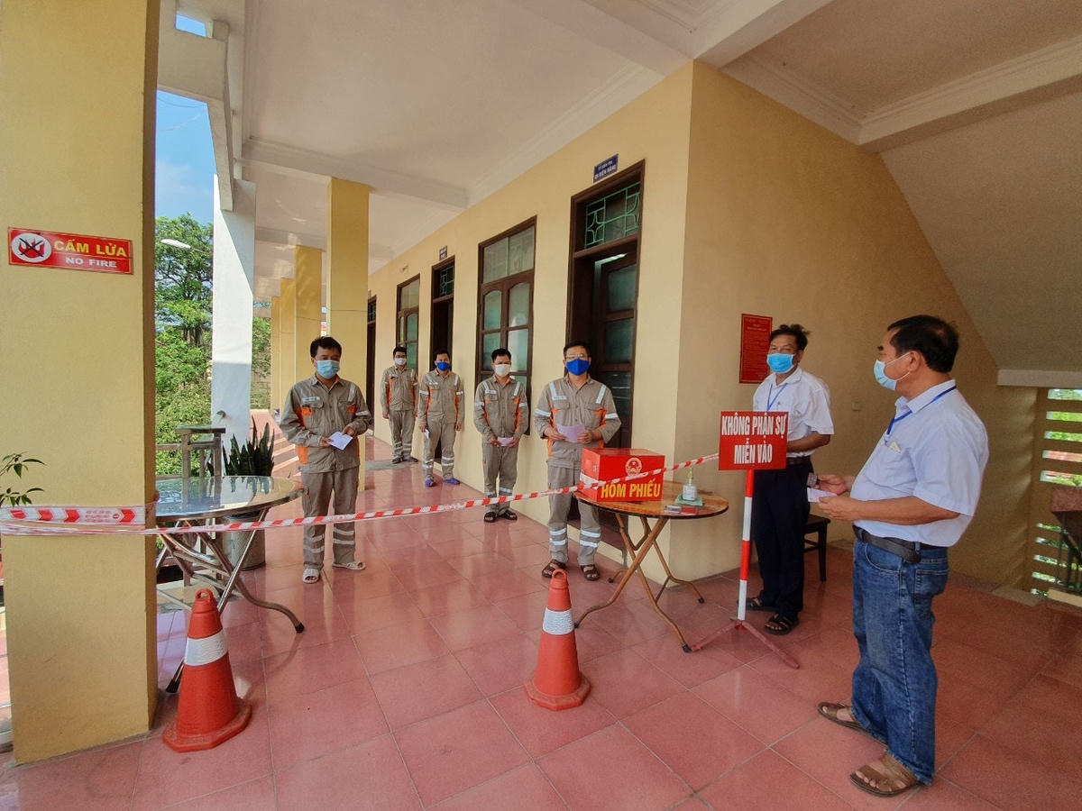 Các biện pháp phòng dịch tại khu cách ly cũng là điểm bầu cử được siết chặt.