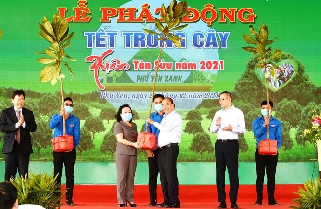 Thủ tướng trao tặng cây xanh cho tỉnh Phú Yên.