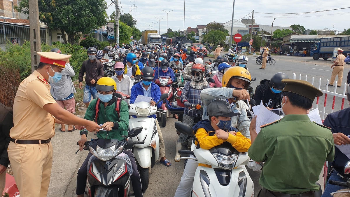 Cảnh người dân ở Đà Nẵng đổ về Quảng Nam.