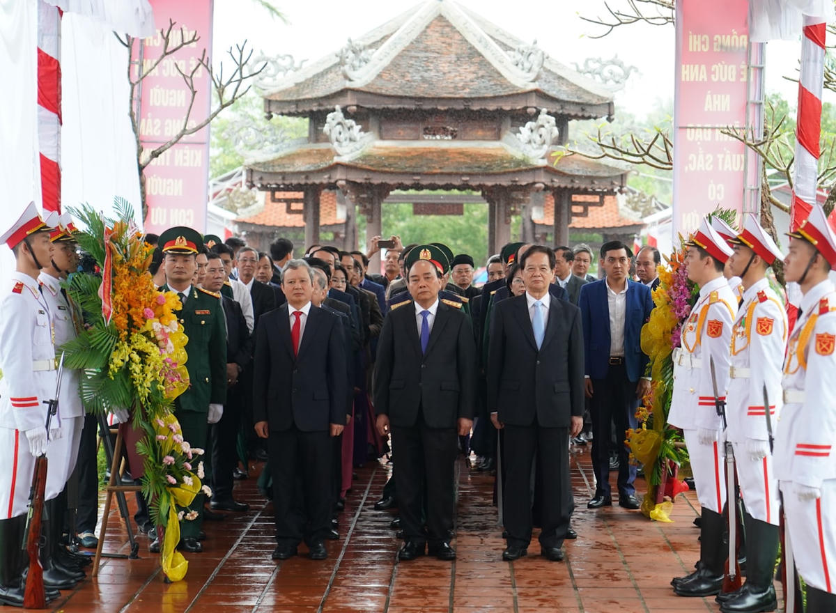 Lãnh đạo Đảng, Nhà nước dâng hương tưởng niệm Đại tướng Lê Đức Anh. Ảnh: VGP/Quang Hiếu.