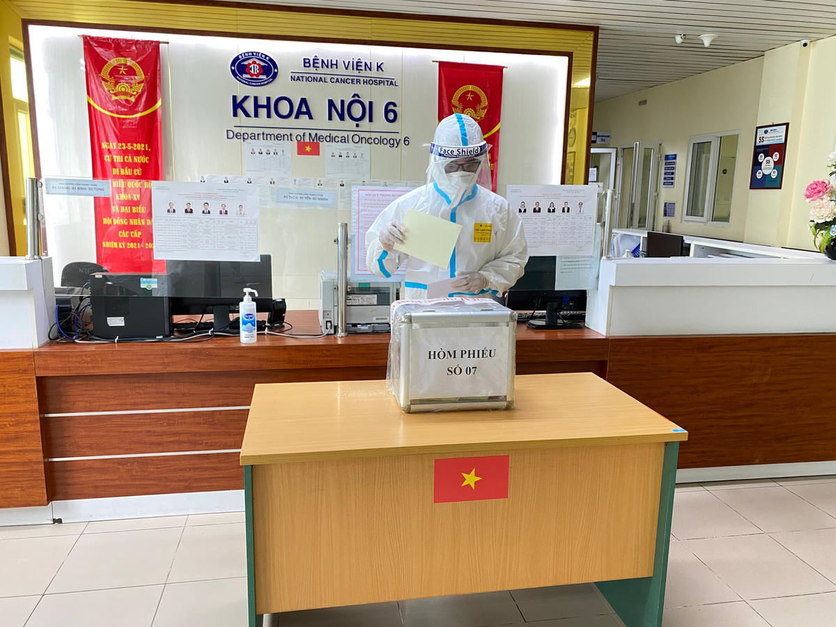Các hòm phiếu phụ được đưa về từng khoa, mỗi người tham gia bầu cử đều mặc bảo hộ và sử dụng riêng bút, thước trong quá trình thực hiện bầu cử, bỏ phiếu. Nguồn: Bệnh viện K. 