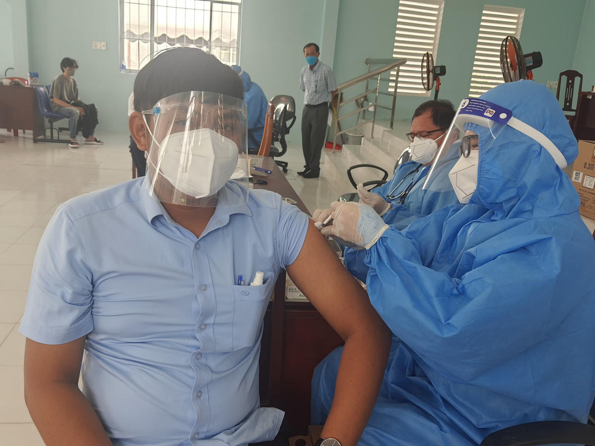 Trung tâm kiểm soát bệnh tật tỉnh Bạc Liêu tiêm vaccine ngừa Covid-19 mũi 3 (mũi tăng cường) cho các đối tượng ưu tiên.