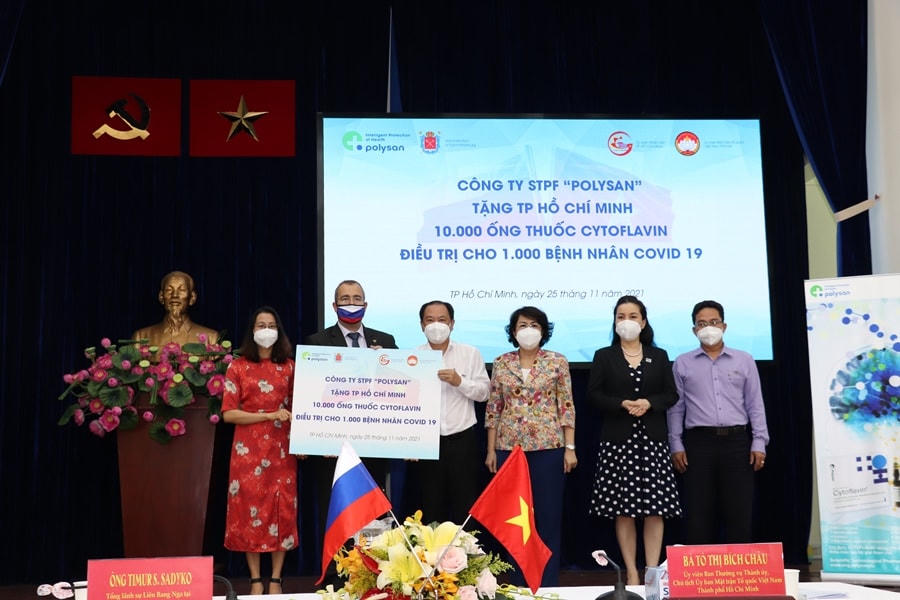 Lãnh dạo Ủy ban MTTQ Việt Nam TP.HCM tiếp nhận hàng ủng hộ từ phía Liên bang Nga.
