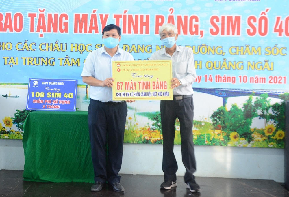Phó Chủ tịch Uỷ ban MTTQ Việt Nam tỉnh Bùi Đức Thọ tiếp nhận các nguồn hỗ trợ.