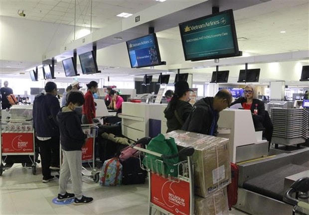 Các công dân Việt Nam làm thủ tục lên máy bay tại Sân bay quốc tế Sydney, Australia. (Ảnh: PV TTXVN tại Sydney).