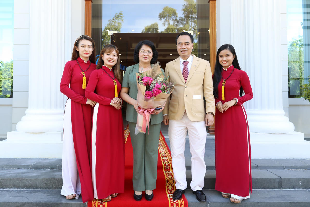 Phó Chủ tịch nước Đặng Thị Ngọc Thịnh chụp ảnh lưu niệm cùng ông Nguyễn Văn Tưởng, Chủ tịch Công ty Trầm Hương Khánh Hòa và đội ngũ hướng dẫn viên của Bảo tàng.