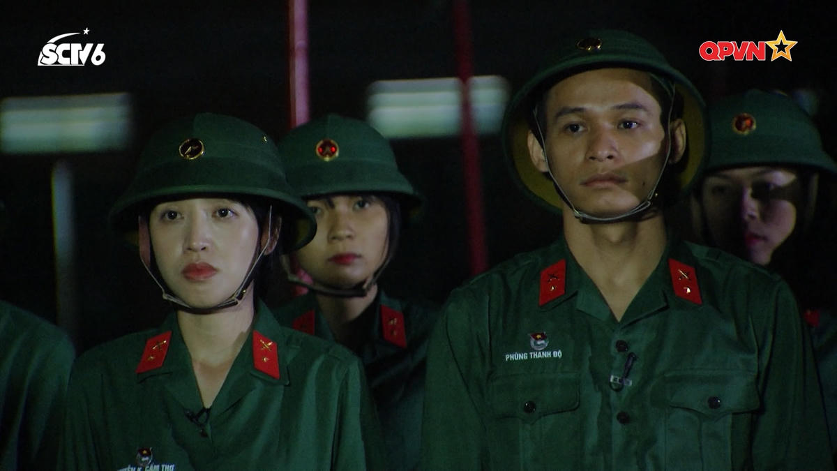 Toàn đội bước vào giờ sinh hoạt đầy căng thẳng. 