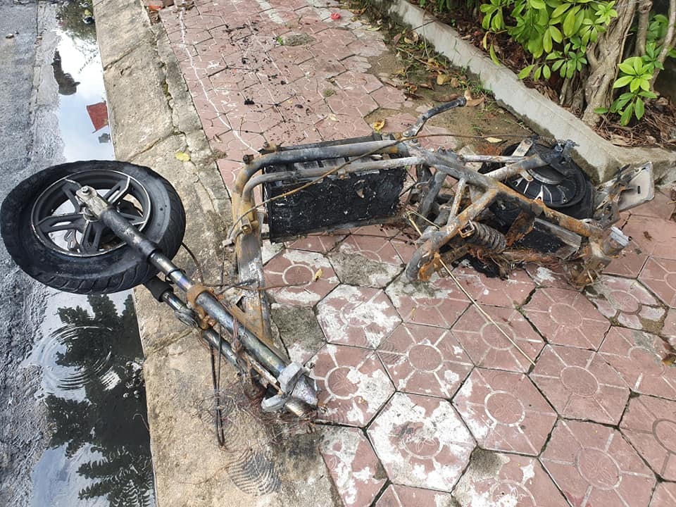 Chiếc xe máy điện này được sạc qua đêm, gây cháy.