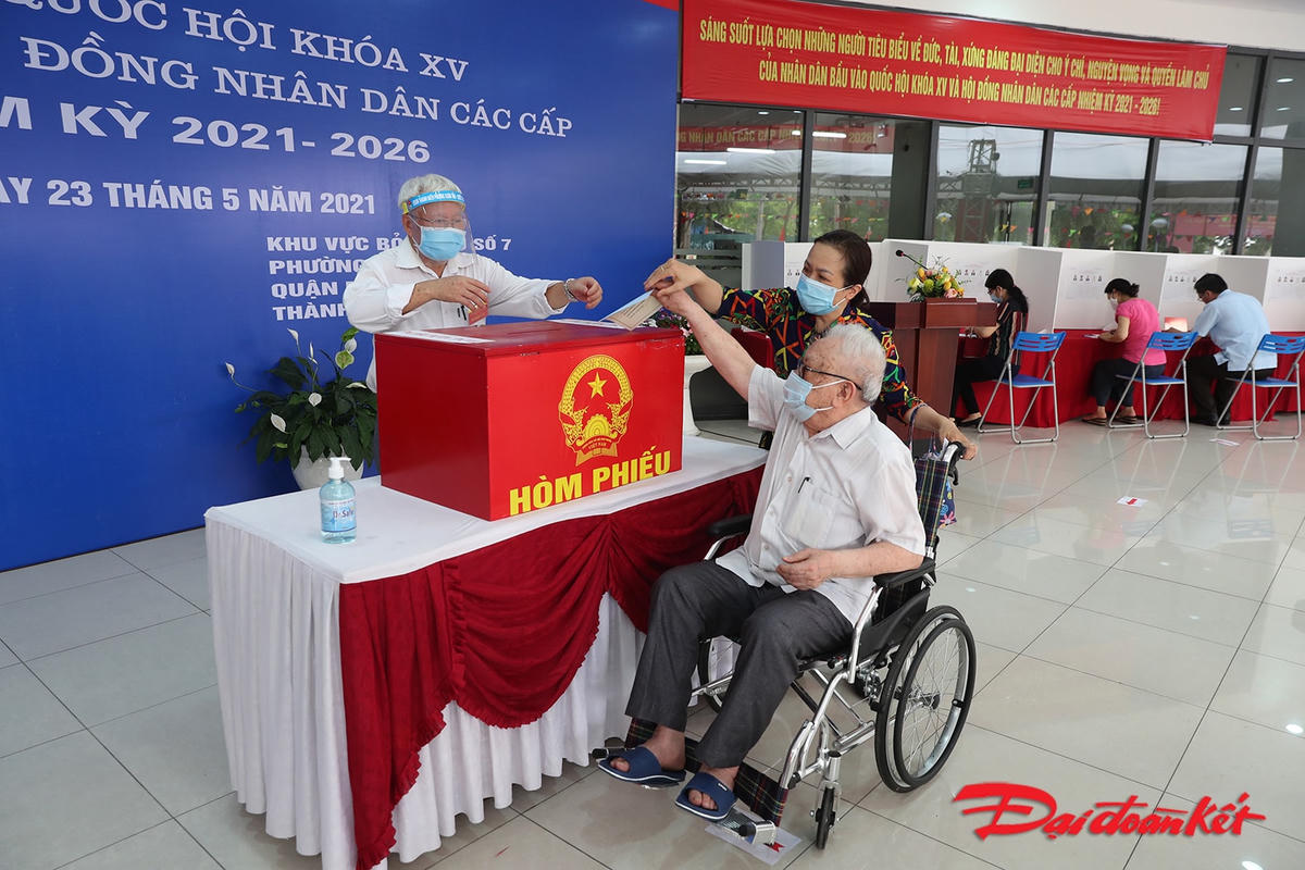 Cử tri Huỳnh Tấn Màu 85 tuổi bỏ phiếu.