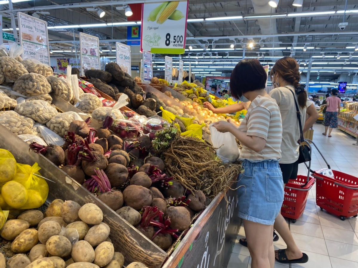 [ẢNH] Siêu thị Hà Nội ‘đầy ắp’ hàng, người dân thong thả mua sắm