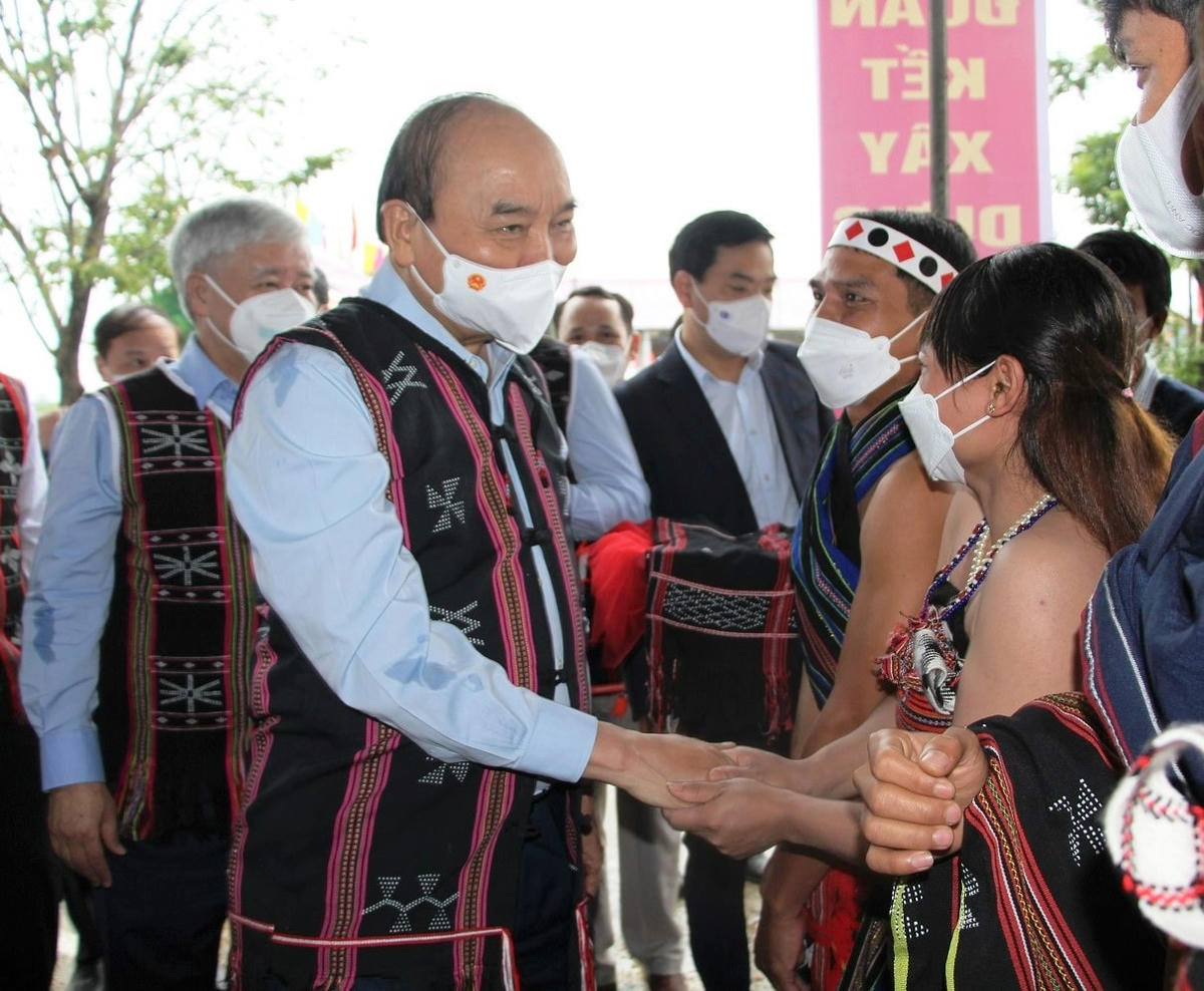 Chủ tịch nước Nguyễn Xuân Phúc trò chuyện với người dân xã Ba.