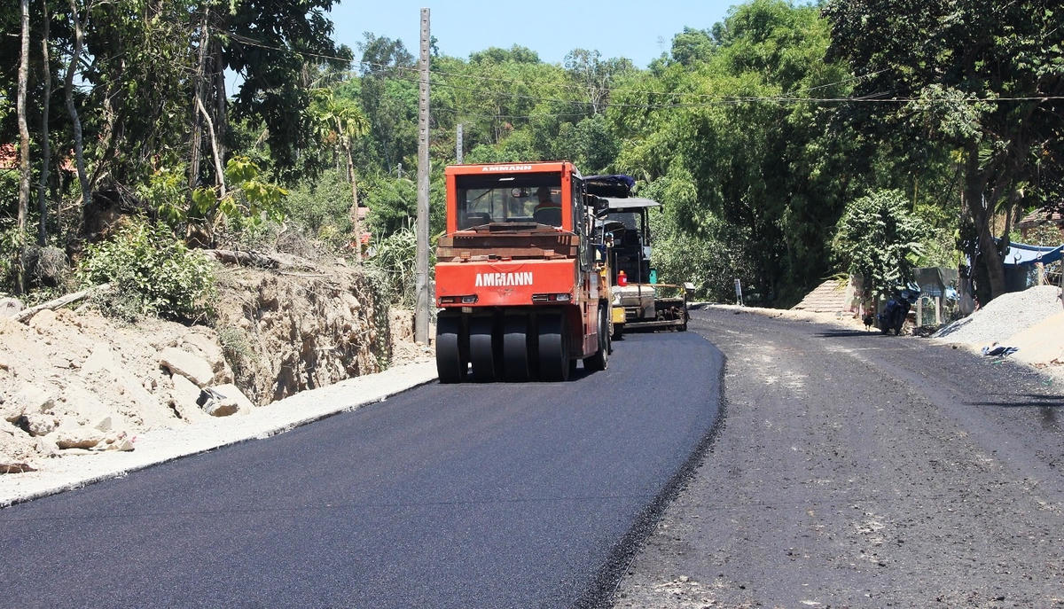 Một đơn vị đang thi công mở rộng quốc lộ 40B.