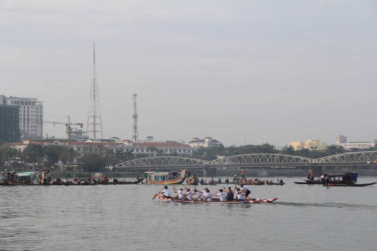Giải thi đấu bằng loại ghe 9, với 12 độ đua, gồm 1 độ Cúng, 4 độ tiền nam, 5 độ tiền nữ, 1 độ tiền nam - nữ kết hợp và 1 độ Phá, mỗi độ đua gồm 2 vòng 4 tráo (riêng độ Cúng nam và độ Phá nam đua 3 vòng 6 tráo), cự ly đua bơi từ 800m - 900m/vòng. Tham gia giải đua ghe có 12 đội nam, 10 đội nữ với gần 500 vận động viên đến từ các phường, xã trên địa bàn.