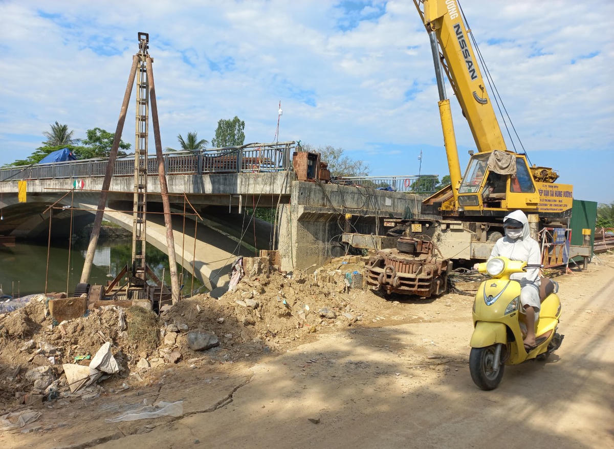 Và để phát huy hiệu quả dự án, tại kỳ họp ngày 5/6/2020, HĐND tỉnh Thừa Thiên -Huế đã ban hành Nghị quyết điều chỉnh tăng tổng mức đầu tư dự án  từ 32 tỷ đồng lên hơn 100 tỷ đồng (tăng hơn 68 tỷ đồng). Trong đó, chi phí đền bù giải phóng mặt bằng tăng hơn 24 tỷ đồng và mở rộng mặt cầu hoàn chỉnh 24m theo quy hoạch được duyệt gần 34 tỷ đồng. Thời gian thực hiện dự án đến hết năm 2023.