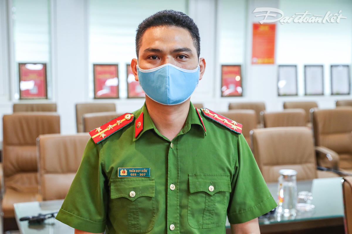 Đại úy Trần Duy Hiển - Phó giám đốc trung tâm dữ liệu quốc gia về dân cư.