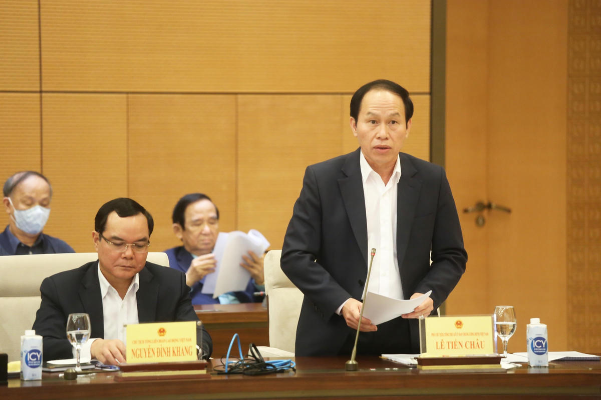 Phó Chủ tịch - Tổng Thư ký UBTƯ MTTQ Việt Nam Lê Tiến Châu báo cáo kết quả công tác phối hợp giữa Ủy ban Thường vụ Quốc hội và Đoàn Chủ tịch UBTƯ MTTQ Việt Nam năm 2021. Ảnh: Kỳ Anh.