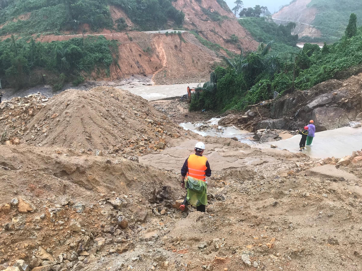 Hiện tuyến đường bộ từ Rào Trăng 4 đến Rào Trăng 3 xuất hiện nhiều điểm sạt lở, trong đó có 9 điểm sạt lở rất lớn.