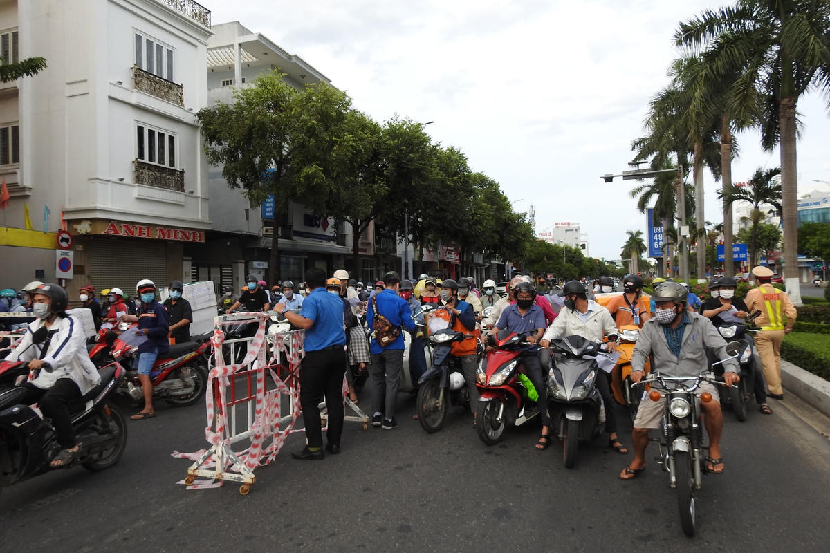 Quá tải lượng người và xe máy lưu thông qua chốt kiểm soát trước kiệt 476 đường Điện Biên Phủ, quận Thanh Khê. Ảnh: Thanh Tùng.