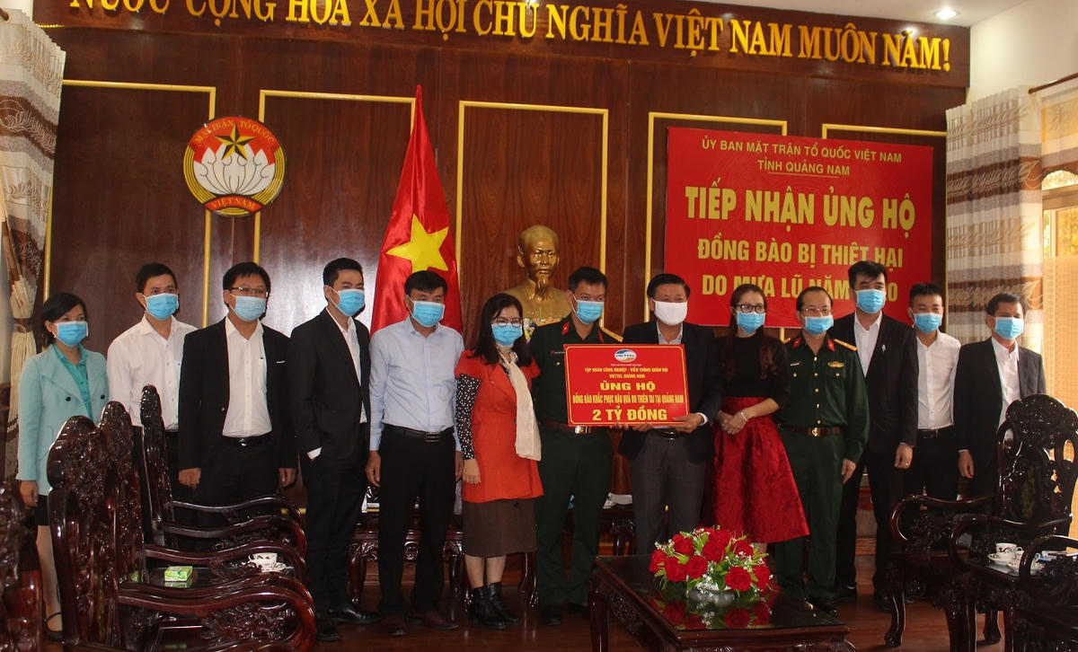 Tập đoàn Công nghiệp- Viễn thông quân đội Viettel ủng hộ 2 tỷ đồng cho đồng bào Quảng Nam.