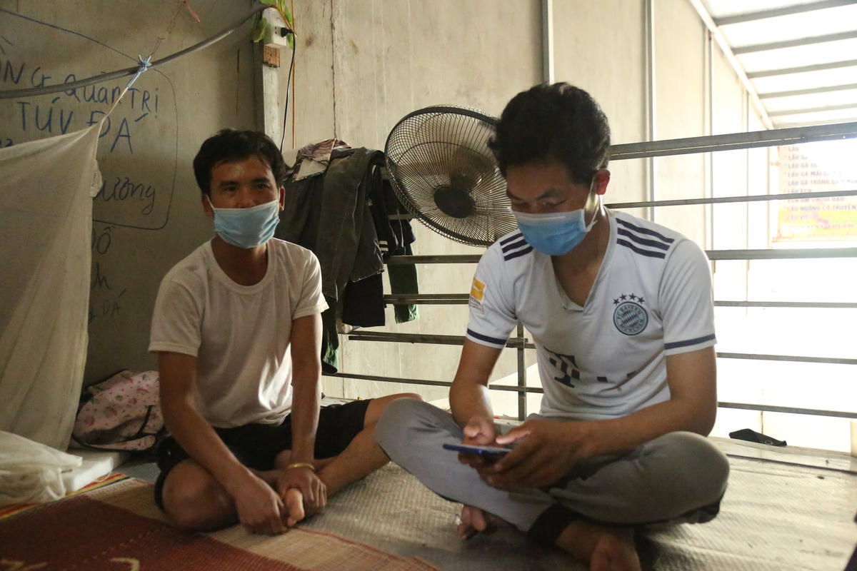 Anh Vàng A Xìa (quê Điện Biên) cho biết: “Tôi xuống đây từ ngày 12/7, khi vừa đi làm được hơn 10 hôm, thì dừng thi công sau khi Hà Nội áp dụng các biện pháp giãn cách xã hội để phòng chống dịch bệnh Covid-19. Hoàn cảnh gia đình tôi vô cùng khó khăn. Cứ ngỡ xuống Hà Nội làm công nhân lương cao hơn làm nương rẫy sẽ có tiền lo cho 3 đứa con còn đang ăn học".
