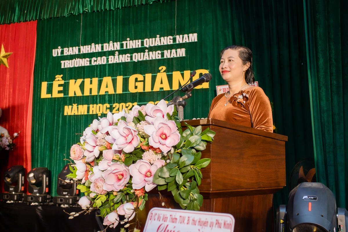 PGS.TS. Vũ Thị Phương Anh- Bí thư Đảng ủy - Hiệu trưởng nhà trường phát biểu khai mạc lễ.