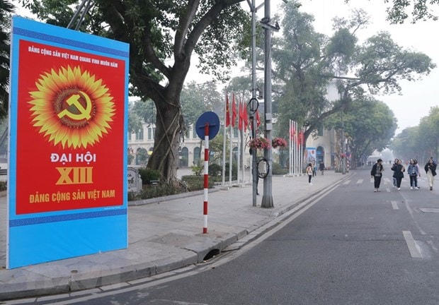 Pano phía trước Vườn hoa Lý Thái Tổ chào mừng Đại hội đại biểu toàn quốc lần thứ XIII của Đảng. (Ảnh: Hoàng Hiếu/TTXVN).