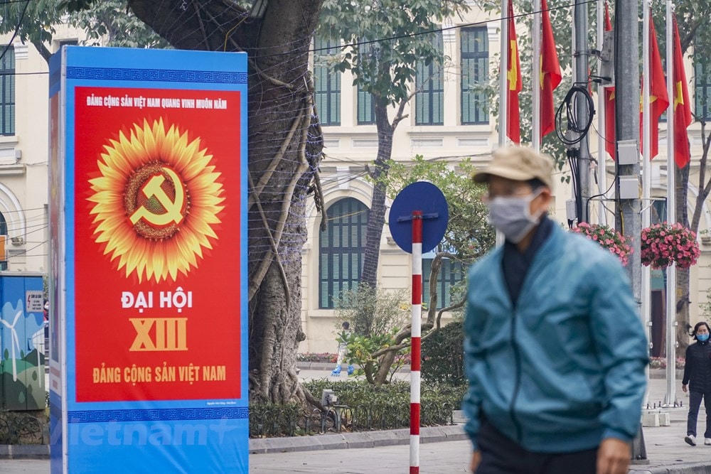 Bên cạnh đó, mỗi người dân cần nâng cao ý thức trong việc phòng chống dịch khi tham gia bên ngoài xã hội như đeo khẩu trang, rửa tay sát khuẩn, giãn cách tiếp xúc,… (Ảnh: Minh Hiếu/Vietnam+).