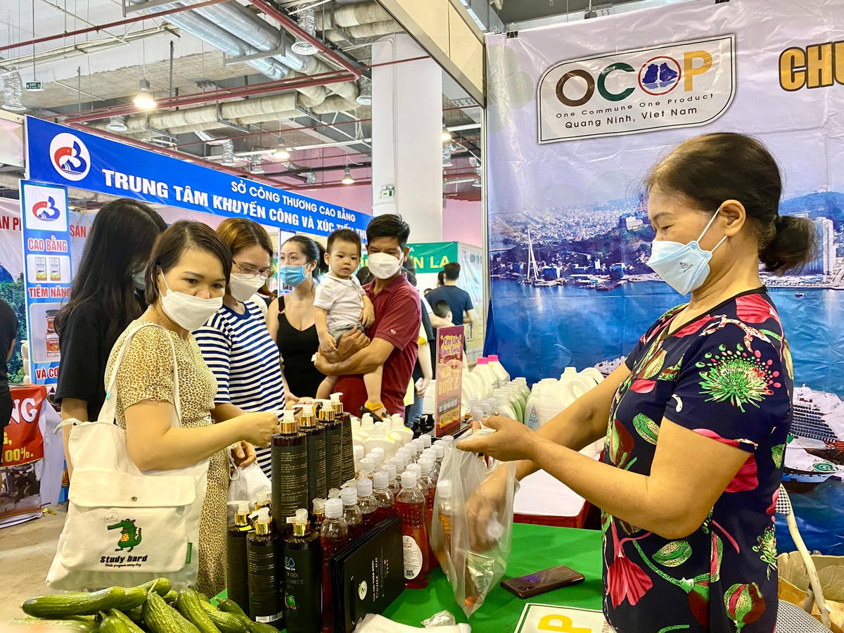 [ẢNH] Tưng bừng đêm khai mạc Hội chợ OCOP Quảng Ninh - Hè 2022