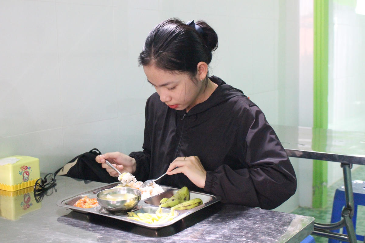 Sinh viên, học sinh ở gần quán cũng đến ăn, tiết kiệm  để trang trải học tập 