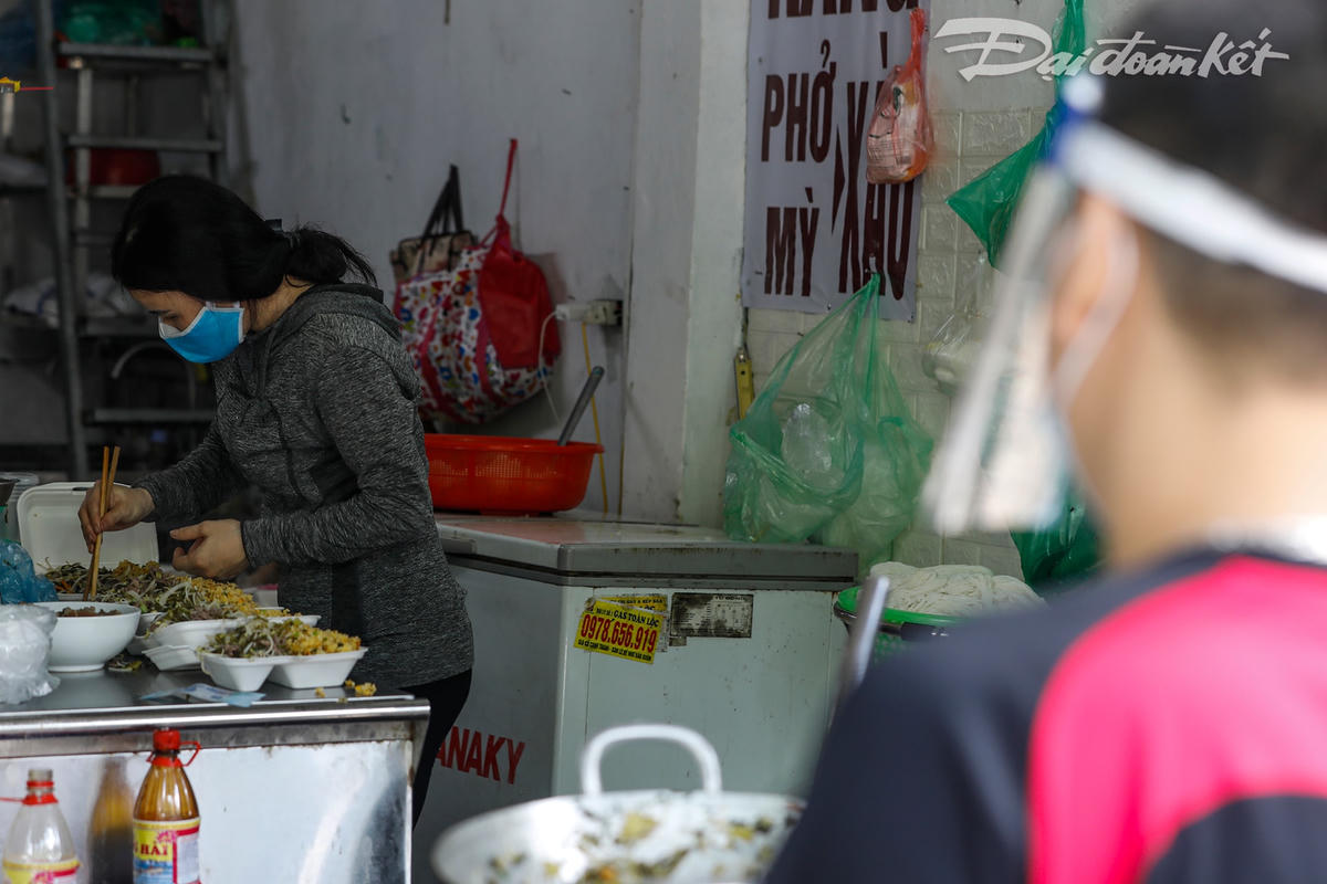Khách đến mua đều đứng phía ngoài cửa để chờ.