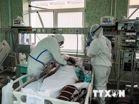 Nhân viên y tế điều trị cho bệnh nhân Covid-19 tại bệnh viện ở Moskva, Nga. (Ảnh: AFP/TTXVN).