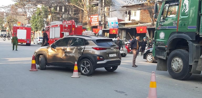 Xe ô tô Hyundai đi đầu, rẽ trái thiếu quan sát bị móp méo nặng dọc sườn bên trái xe.  