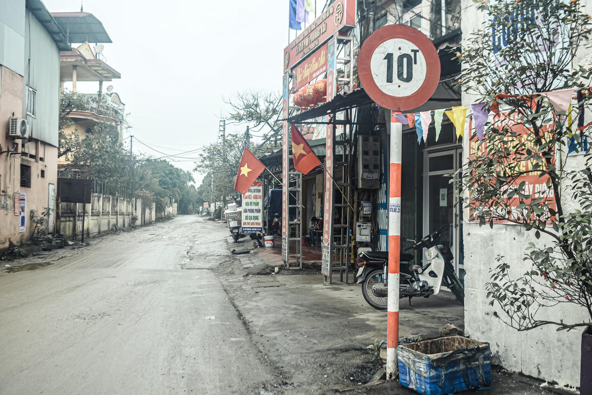 Dù là tuyến đường dân sinh, có biển cấm các phương tiện có trọng tải trên 10 tấn…