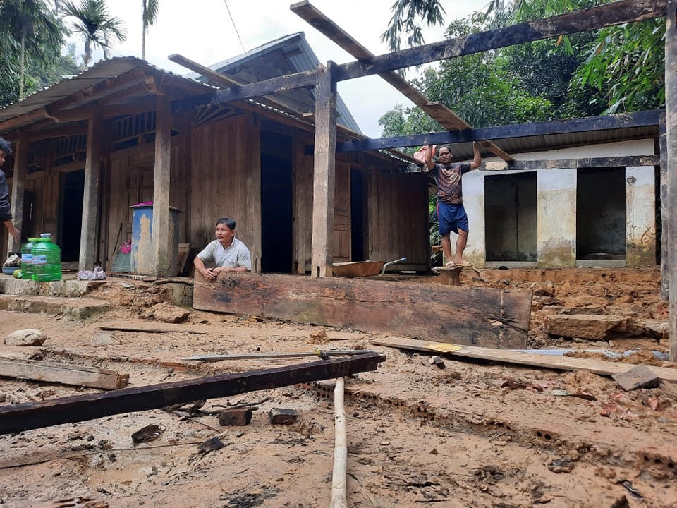 Ông Abing Trái sửa lại ngôi nhà bị hư do lũ.