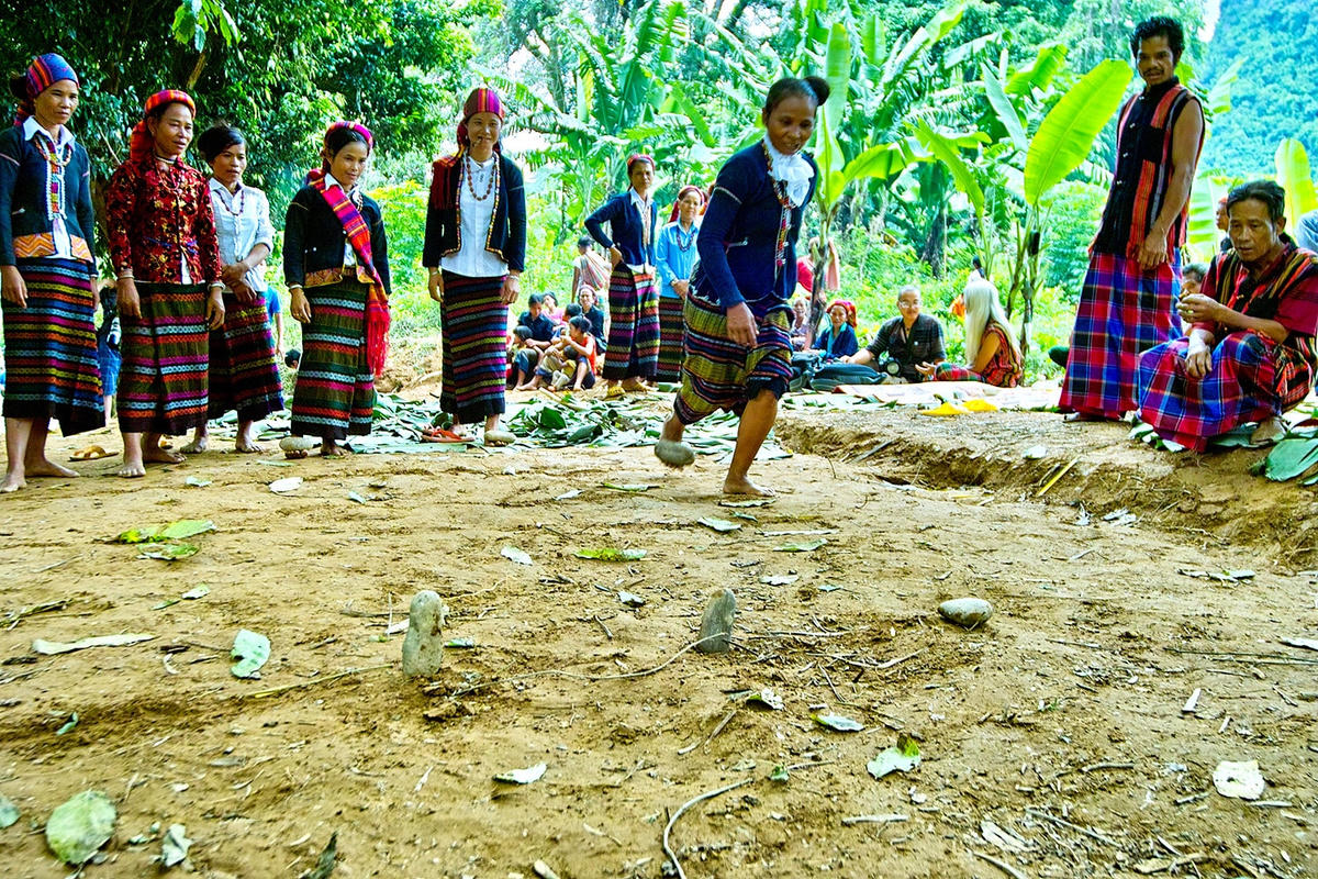 Sau khi thực hiện xong các nghi lễ, đồng bào cùng nhau nhảy múa. Ảnh: Quang Le.