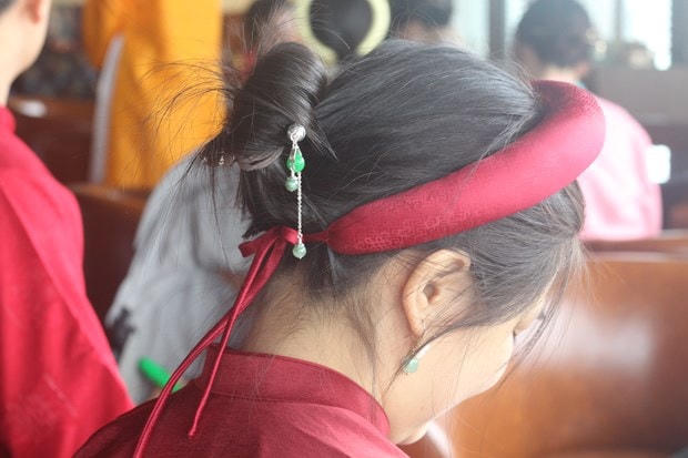 Người trẻ ngày càng quan tâm tới cổ phục, áo dài truyền thống, đây là một dấu hiệu tốt. (Ảnh: Vietnam+).