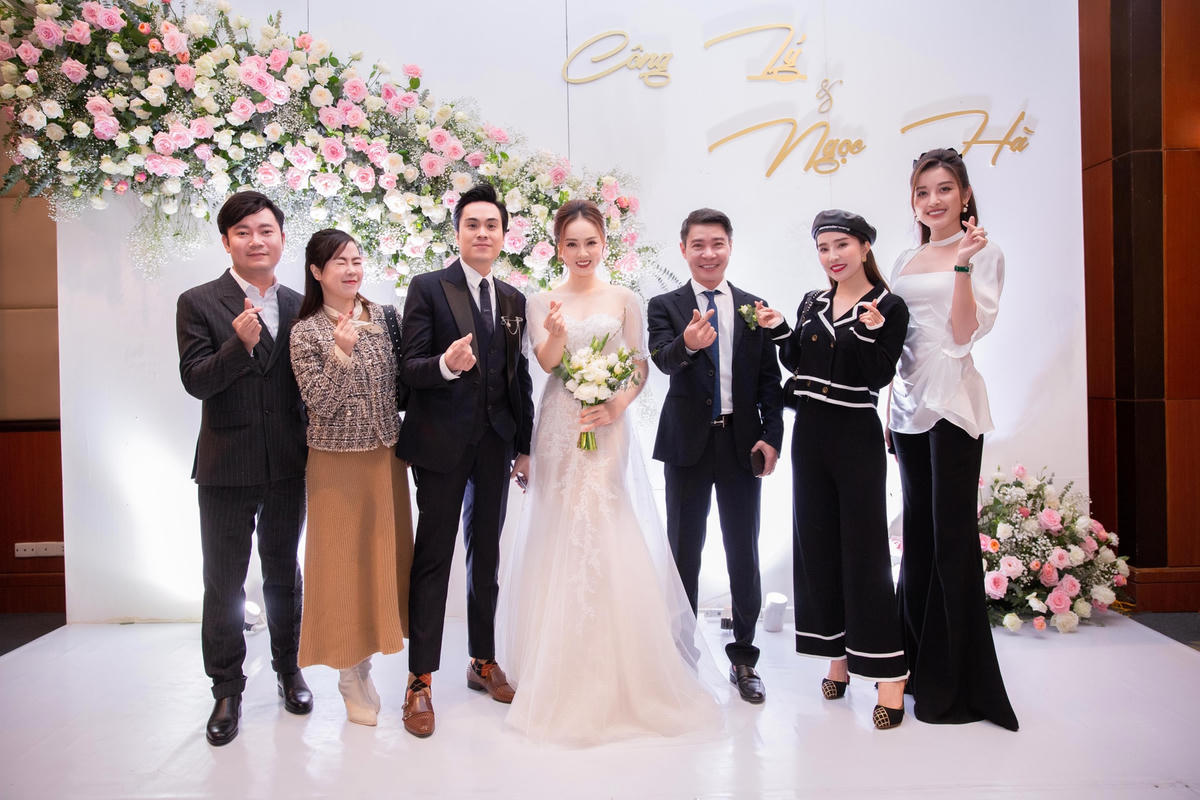 Nhiều nghệ sĩ nổi tiếng đến chúc mừng hành phúc NSND Công Lý và Ngọc Hà.