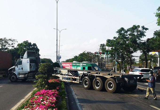 Xe đầu kéo lao qua dải phân cách sau cú tông ôtô 16 chỗ. Ảnh: Mạnh Khá.