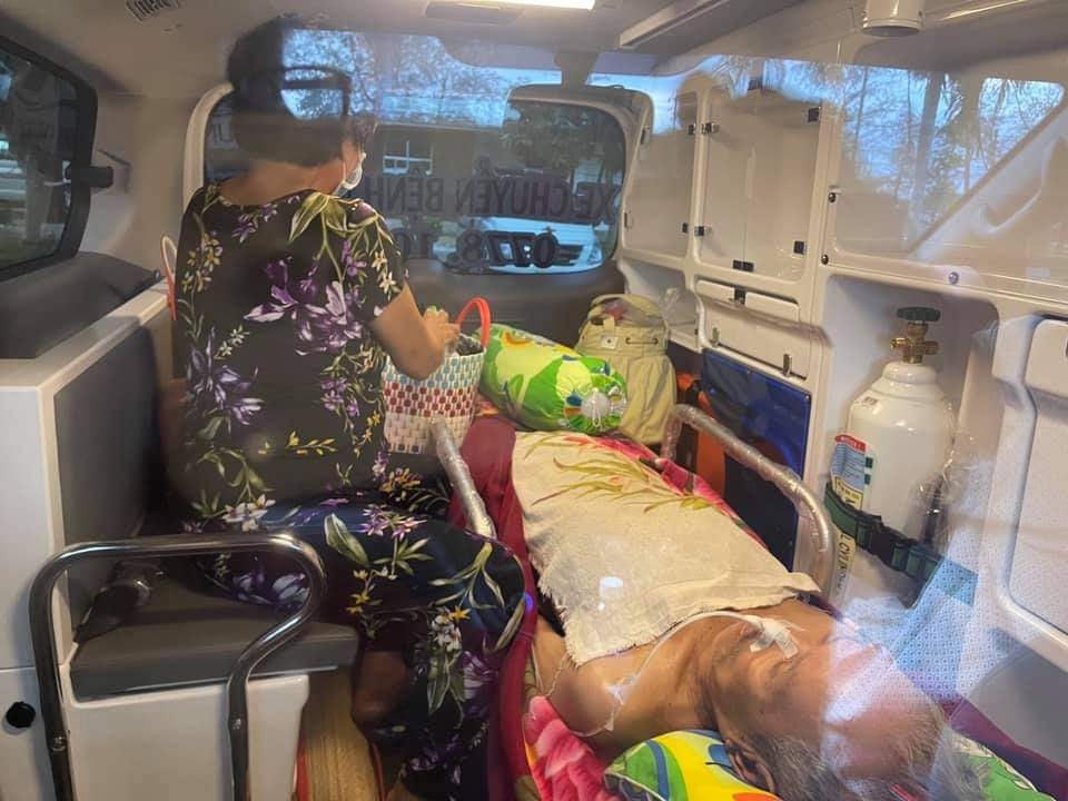 Những bệnh nhân đi trên xe chuyển bệnh miễn phí của Thắng.  