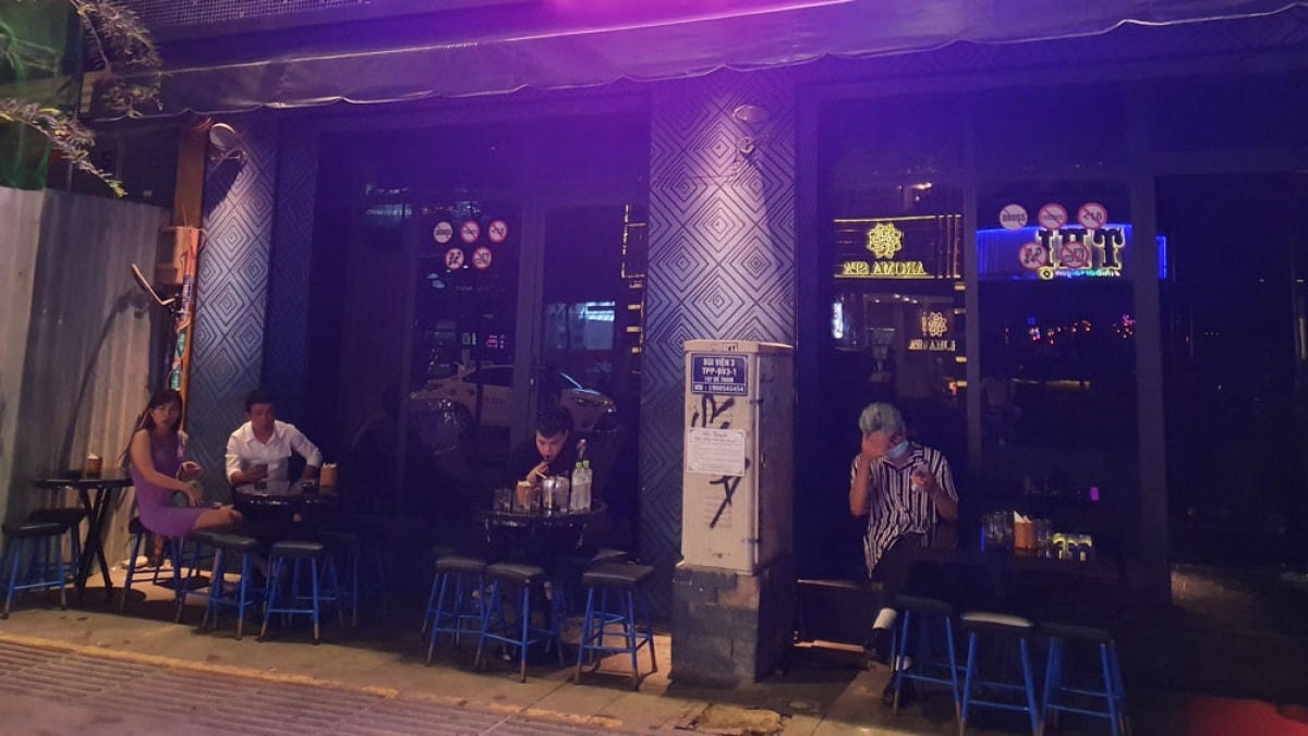 Tuy nhiên, lượng khách tới các quán bar còn thưa thớt.