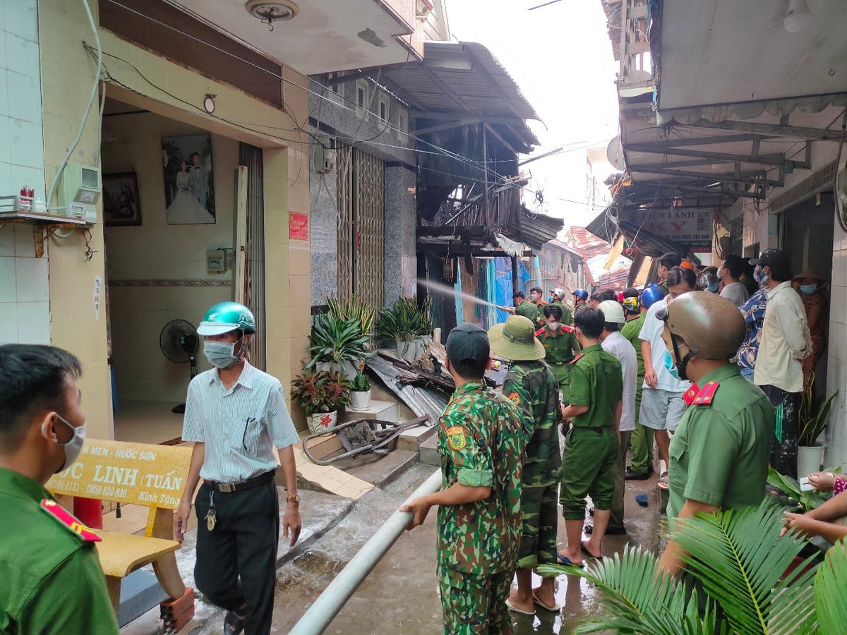 Đám cháy được dập tắt ngay sau đó không cho lây lan sang các hộ dân khác.