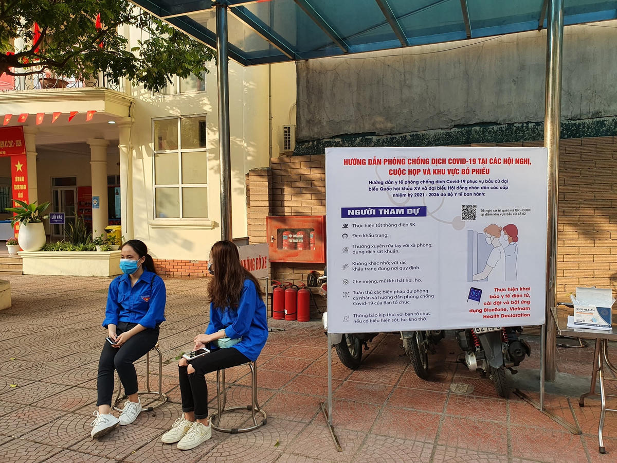 Ngoài ra, lực lượng thanh niên tình nguyện cũng có mặt để hỗ trợ công tác bầu cử. Các hướng dẫn về 6 bước trong quy trình bầu cử, quy định phòng, chống dịch cũng được đặt tại ngay cổng ra vào.