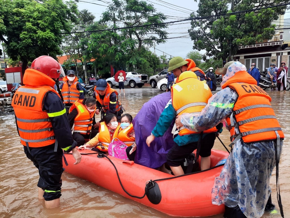 Lực lượng chức năng đưa các em học sinh ra khởi trường và bàn giao cho phụ huynh. Ảnh: Duy Lợi.