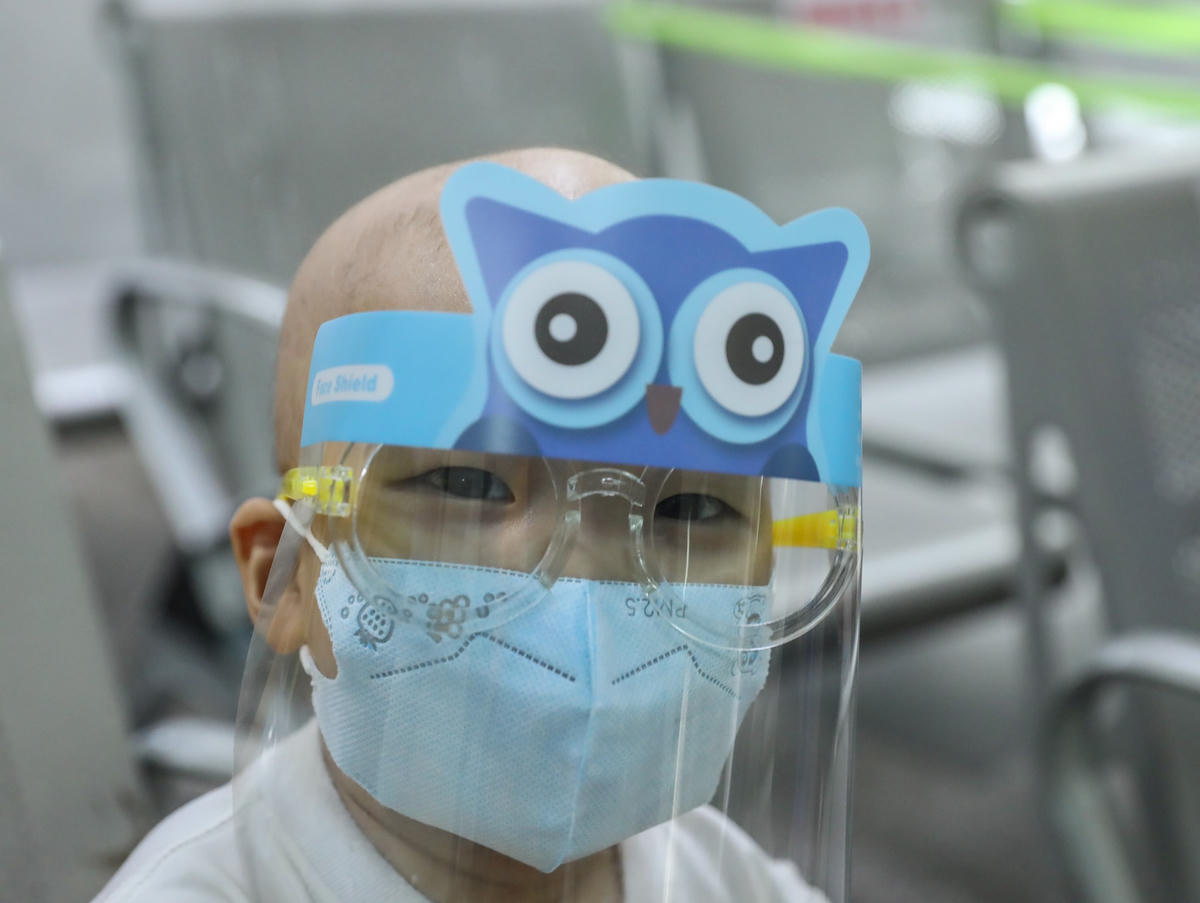 “Siêu nhân” bé nhỏ gửi đến những nụ cười. Ảnh: Quang Vinh.