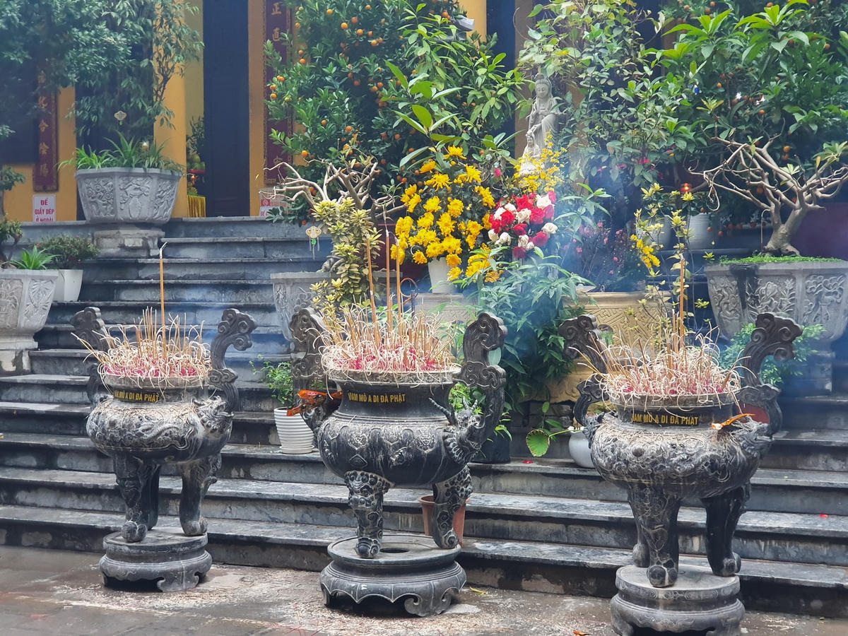 Những chiếc lư đồng nghi ngút khói hương tại chùa Quán Sứ.