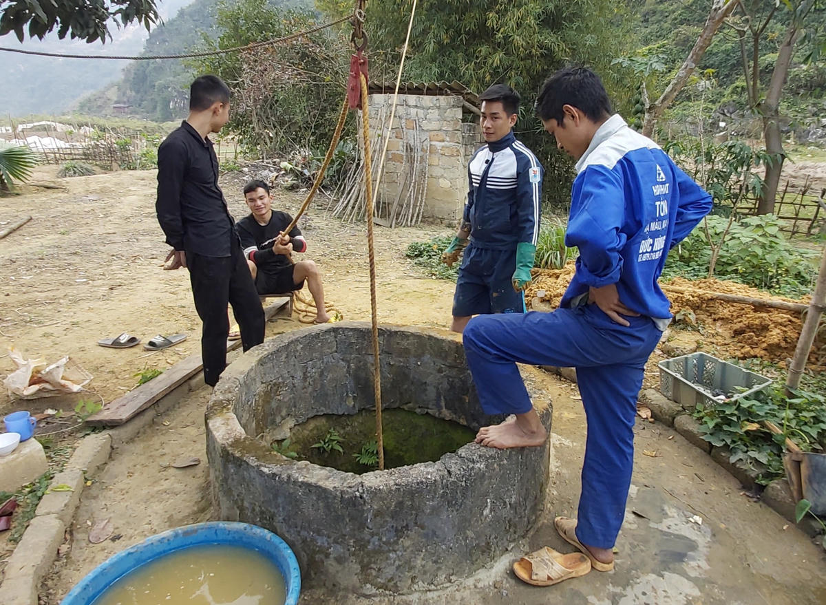 Nhiều tháng qua, do nguồn nước ngầm cạn kiệt, người dân 2 xóm Na Hương và xóm Bản Công phải khoét giếng tìm nước hoặc dẫn nước từ khe suối về sử dụng.