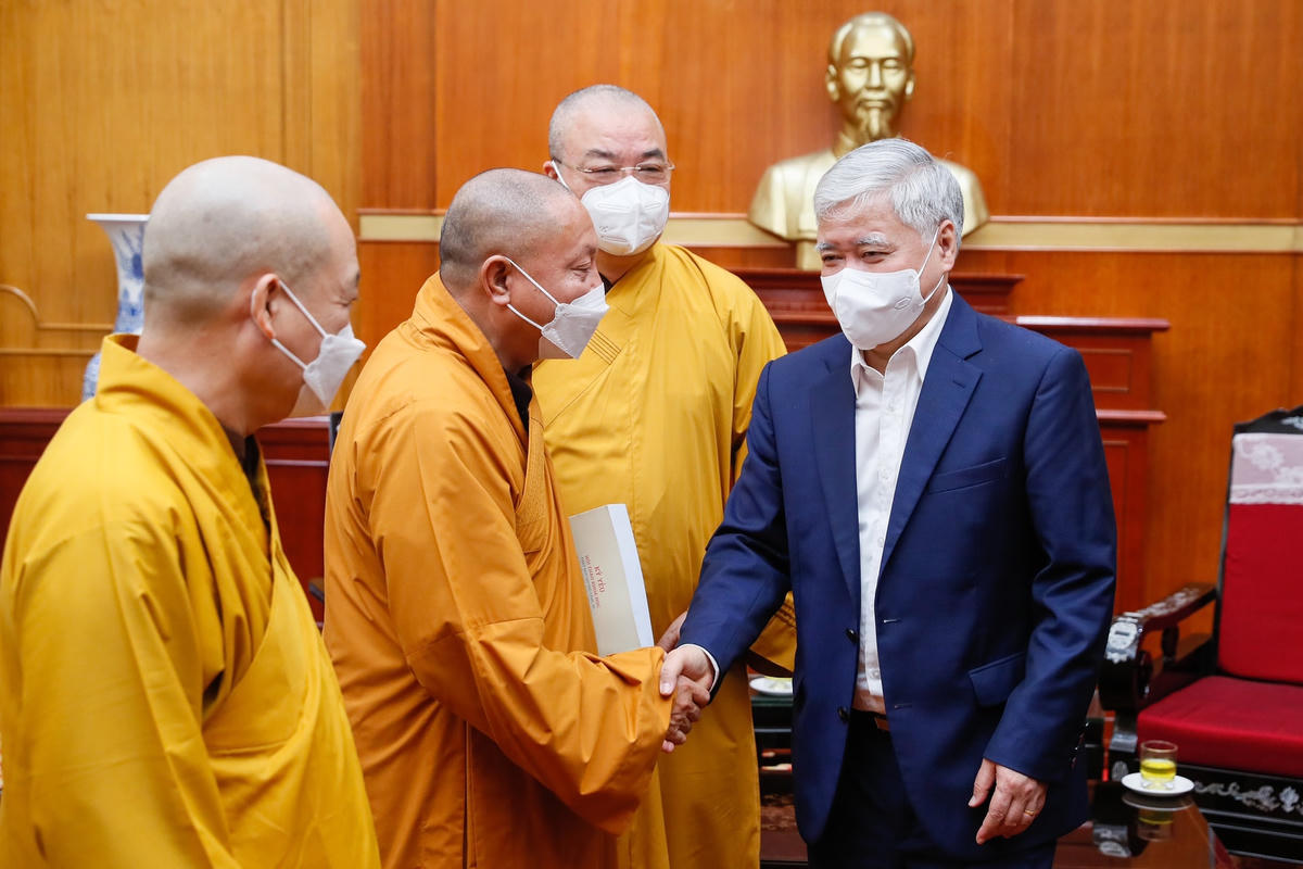 Chủ tịch Đỗ Văn Chiến thăm hỏi các vị Hòa thượng trong Ban Trị sự Trung ương Giáo hội Phật giáo Việt Nam.