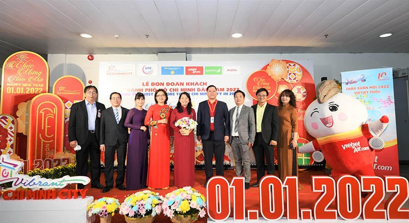 Giám đốc Sở Du lịch TP HCM Nguyễn Thị Ánh Hoa (chính giữa) cũng lãnh đạo Sở Du lịch, Hiệp hội Lữ hành TP HCM, các cơ quan ban ngành cùng đại diện Hãng hàng không Vietjet tại sự kiện sáng 1/1.